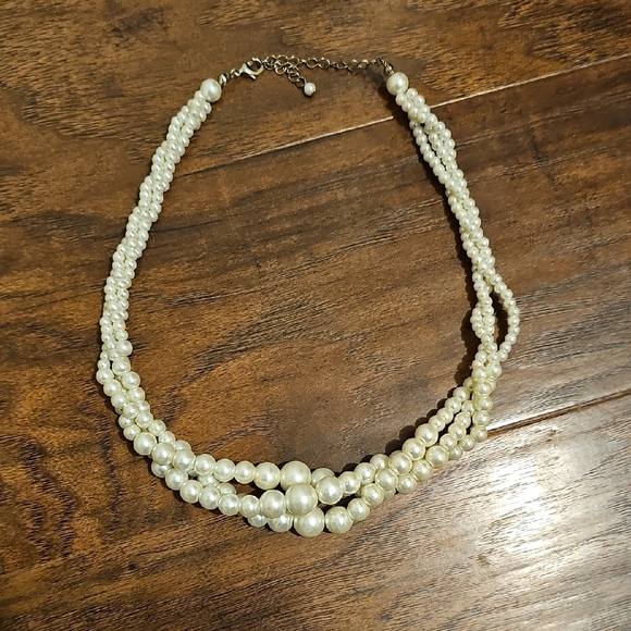Elegant White Pearl Necklace - Picture 2 of 3